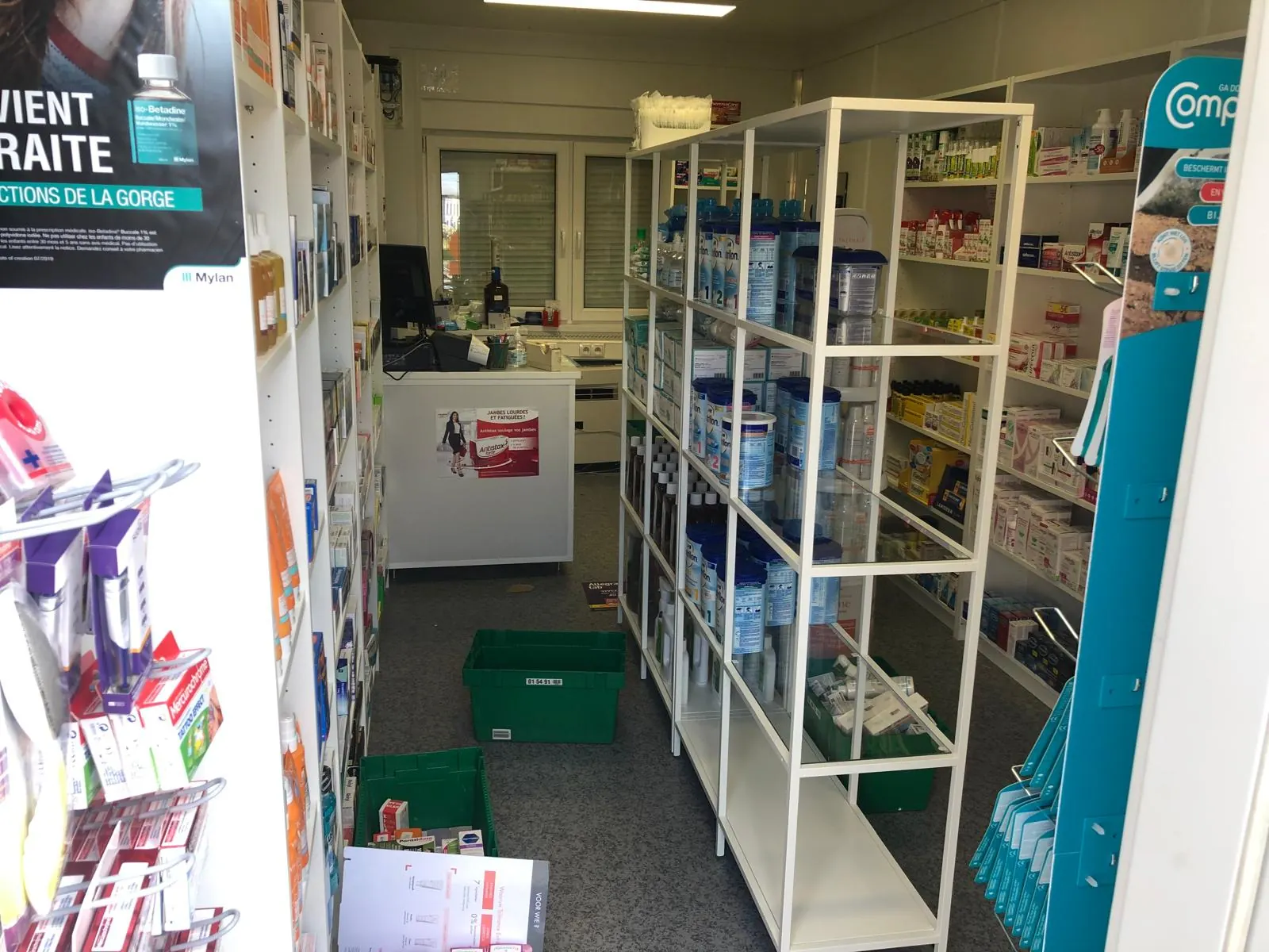 Comptoir et linéaires montés à l'intérieur du conteneur