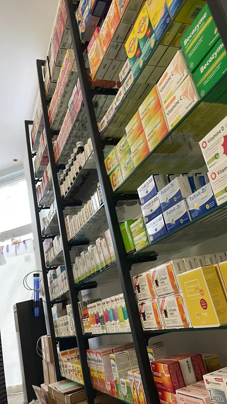 Étagères sur mesure d'une pharmacie rénovée