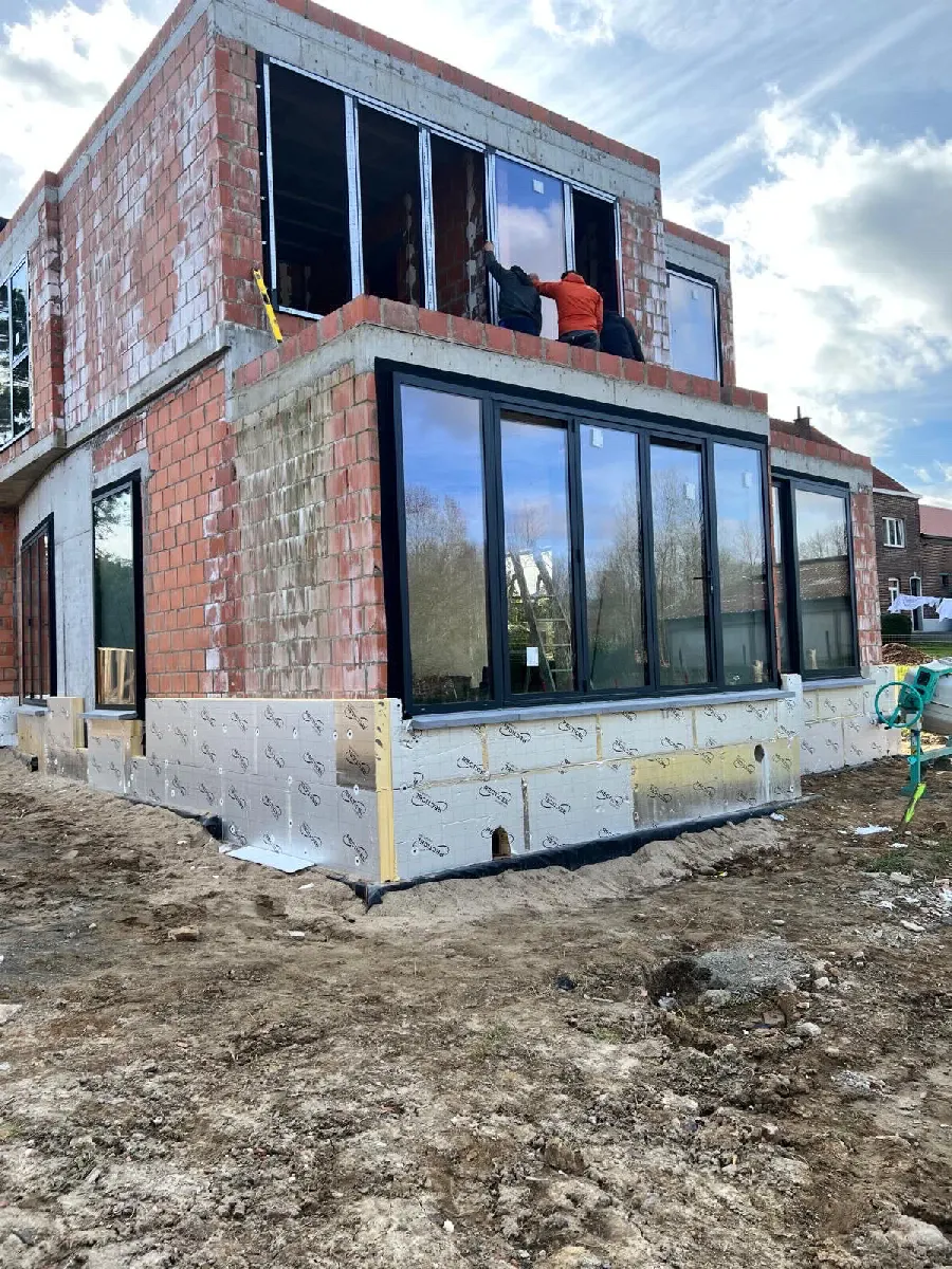 Châssis aluminium noirs posés sur une construction neuve